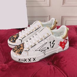 HOT 2024 Designador de zapatillas para hombres entrenadores de moda para mujer Graffiti Blanco blanco nota musical amor corazón bordado parche zapatos de piel de becerro