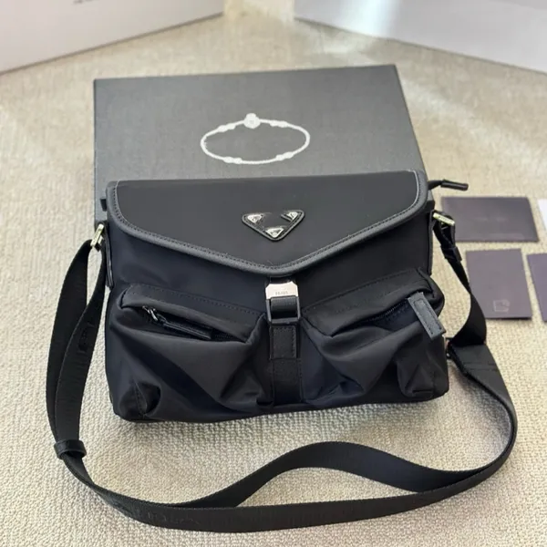 Hot 7a Quality Business Men Cross Body Body Body Triangle Logo Black Cloth 27cm Sac de mode pour Boy Zipper Canvas Hasp Sacs Big Capaciation Original Quality With Original Box