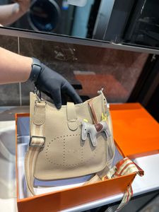 Hete en modieuze schoudertassen top designer tas nieuwe serie tas uitgeholde letter top koeienhuid casual en veelzijdige schouder crossbody tassen