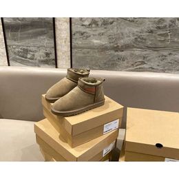 Hot AUS U5854 2022 klassieke korte minivrouwen snowboots warm houden laars heren dames pluche casual warme laarzen schapenvacht suède schoenen kastanjegrijs gratis overslag