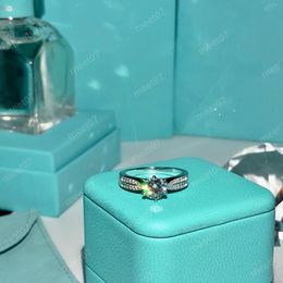Hot Classic redondo diamante solitario anillo de compromiso anillo de bodas de diamantes Designer Women Rings anillos de compromiso para mujeres