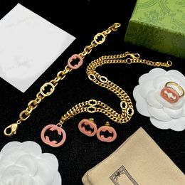 Hot designer armband, ketting, oorbellen, ring, sieraden 4 sets, 14k goud roze acryl dubbele alfabet ketting, bruiloft, banket, feest, geschenken van hoge kwaliteit, groothandel