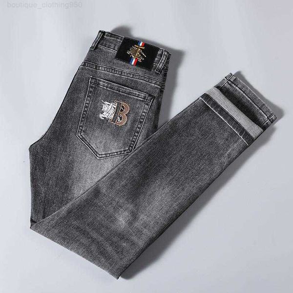 Diseñador caliente para hombre novedad de verano bordado Slim Fit Little Leg Jeans hombres de gama alta europeo elástico gris estilo juvenil de moda