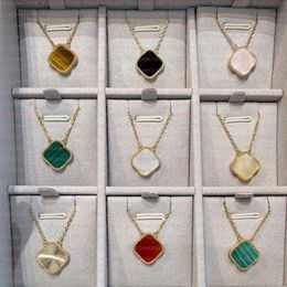 Nouveau designer pendentif colliers pour femmes élégant 4/trèfle à quatre feuilles médaillon collier de haute qualité chaînes tour de cou bijoux de créateur plaqué or 18 carats filles cadeau