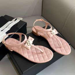 Chaussures de sandales de créateur chaud pour femmes blanc et noir nouveau fleur boucle diamant boucle luxe à arc à orteil