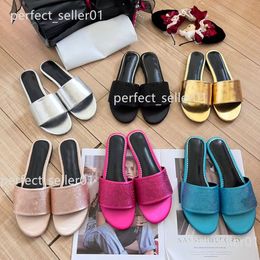 Hot Designer Slippers Slippers Brand's Brand Slippers Early Printemps Nouvelles pantoufles plates Diamond Dragage One Word Leisure Beach Flat All-Match Sandales non glissantes pour les femmes