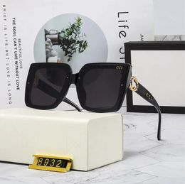Diseñador de moda de moda Hot Fashion Gafas de sol polarizadas para hombres Mujeres Diseño Piloto Gafas Sun UV400 Eyewear Marco de metal Lente Polaroid 8932 con caja