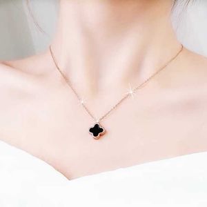 Collier d'herbe à quatre feuilles chaudes pour femmes en acier titane double élégant