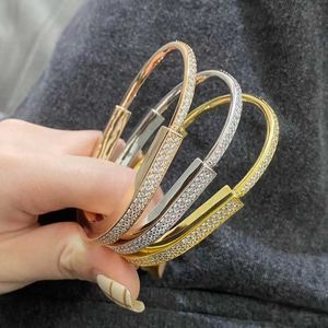 Bracelet de verrouillage en or V pour femmes, nouveau style, léger, luxe, mode, demi-diamant, en forme de U, 1UAZ, version haute, tendance