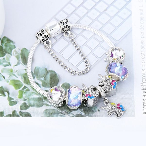 Bracelets de style de luxe chauds Bracelets de perles de licorne en cristal coloré Style de bande dessinée Bracelet pendentif bricolage Boutique fille bijoux en gros