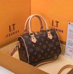 Hot Luxurys Women Messenger Bag des cr￩ateurs classiques Fashion Fomes Sac Bages d'￩palsine Lady Taps Hands Sacs Speedy avec Key Lock Scolater Sac ￠ poussi￨re 456