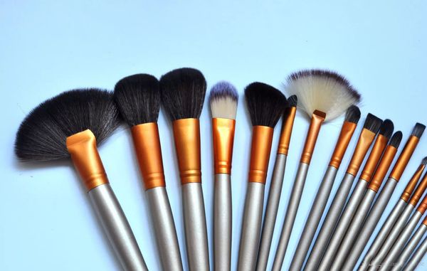 Pinceaux de maquillage CHAUDS 24 pièces Ensembles de pinceaux professionnels Nude 3 + paquet d'or + cadeau