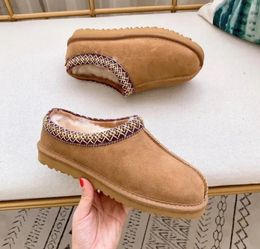 Hot Man Femmes Tasman pantoufle bottes de neige en peau de mouton en peluche fourrure garder au chaud bottes avec sac à poussière de carte Doux confortable Pantoufles décontractées Beaux cadeaux