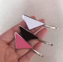 Triángulos de metal caliente Pinza para el cabello con sello Mujer Chica Triángulo Carta Barrettes Accesorios para el cabello de moda