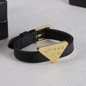 Nuevo y novedoso brazalete de diseño, brazalete con correa de reloj de cuero negro con triángulo geométrico clásico, joyería de lujo de moda, fiestas, banquetes, aniversarios, regalos de alta calidad