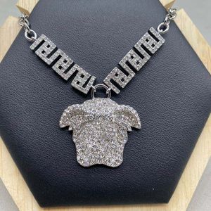 Hot new, collier de créateur, collier pendentif portrait sculpté en argent zircon, bijoux de luxe à la mode, mariage, fête, banquet, cadeaux de haute qualité, vente en gros