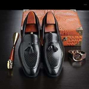 Zapatos de vestir Primavera Moda Hombres Brogue Pisos Retro Mocasines de alta calidad Casual Borlas Cuero Negocio 20211