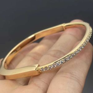 Hot Picking TFF Hoge versie Bracelet Hoge versie V Goud nieuwe diamant ingelegde slotreeks U-vormige slotkop Geleidelijke diamantarmband