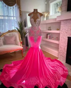 Vestidos de baile de baile de diamantes de color rosa fuerte para chicas negras 2024 Velvet Beads Party Gowns Mermaid Vestido de noche Vestidos de Gala