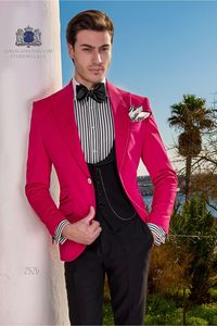 Smokings de marié rose chaud Peak Lapel Groomsman Tuxedos de mariage Mode Hommes Dîner de bal d'affaires formel Costume 3 pièces (veste + pantalon + cravate + gilet) 30