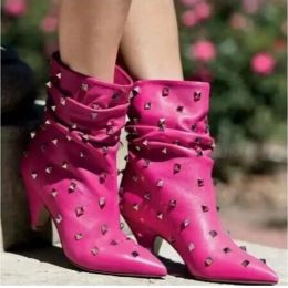 Bottines courtes en cuir rose vif pour femmes, chaussures à rivets cloutés, à bout pointu, à talons mi-mollet plissés, Punk, taille 44