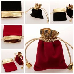 50pcs Sacs-cadeaux de bijoux en velours rouge / noir Sacs de cordon de cordon 7 x 9cm Fête de Noël Favoris de Noël