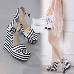 Hot Sale-15cm Sexy Dames Platform Wiggen Sandalen Zwart Wit Gestreepte PVC Strappy Schoenen Designer Hoge hak maat 35 tot 40