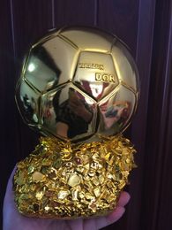 Hot Sale 19cm 24cm Golden Ball Trophy Ballon d'Or trofee gouden voetbal Ball Beste voetbalspeler voetbaltrofee Cup gratis