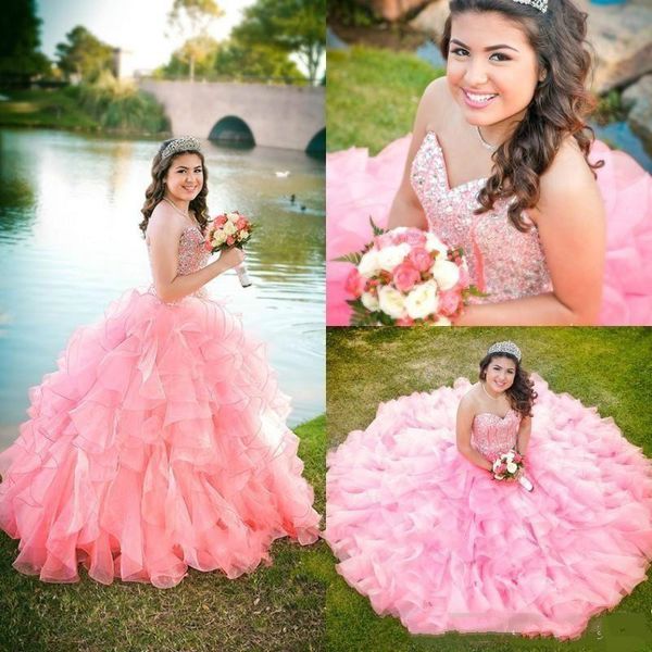 Venta caliente 2017 Coral Quinceañera Vestidos Organza Ruffles Vestidos de baile Elegante Cristal Vestidos Fiesta Noche Dulce 16 Vestidos De Quincea￱era