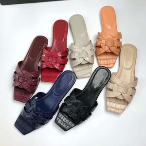 Vente chaude-2018 sandales pour femmes de marque Sandales de mode féminine Slipper Pantoufles en cuir de mode pour femmes Cuir verni
