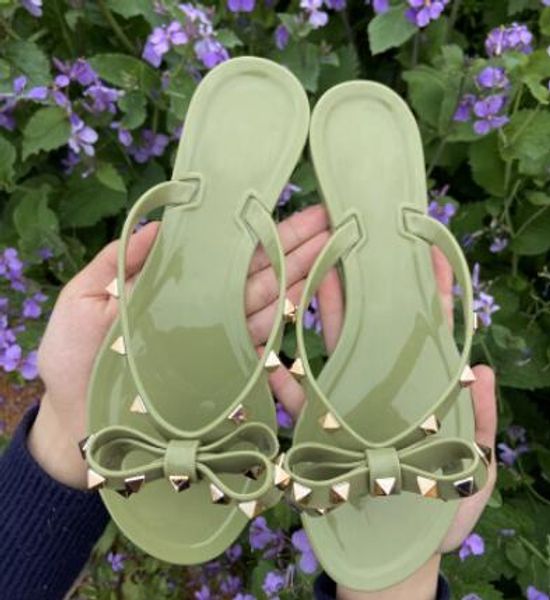 Vente chaude-2020 tongs à rivets européens et américains pour faire glisser des pantoufles fraîches chaussures de gelée pour femmes d'été
