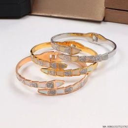 Hot Sale 2023 Nieuwe Designer rood met schelp en snake bone nagel armband mode kan worden geopend titanium stalen armband vrouwelijkheid onverschilligheid persoonlijkheid sieraden