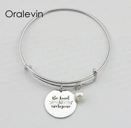 Vente chaude Soyez gentil à tout le monde Inspirational estampillé à la main gravée Gravure Bracelet Bracelet Bangle Bijoux, 10pcs / Lot, # LN2087B6355186