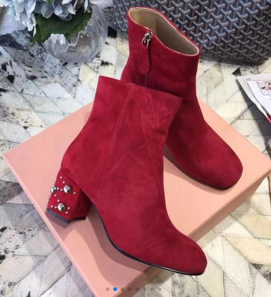 Venta caliente: remaches de tacón grueso Botines de diamantes Suelas de cuero genuino Mujeres con correa con cremallera Botas Femininas Nuevo estilo Botas con caja