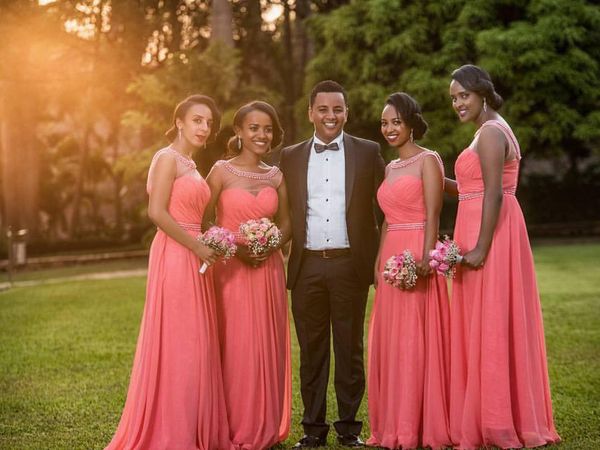 Venta caliente Coral Vestidos de dama de honor sudafricanos Barco con cuentas Cuello transparente Gasa Plisado Dama de honor barata Vestido de invitados de boda de país personalizado