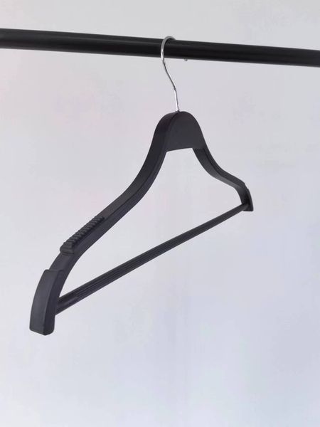 Venta caliente Logotipo personalizado Modern Anti Slip Plastic Hanger con ropa Gancho giratorio
