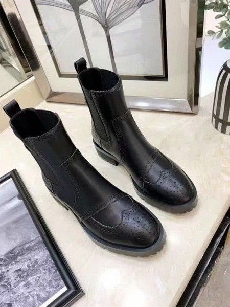 Venta caliente-Diseñador Negro Cadena de cuero genuino Corto puntiagudo Piso Boot Gothic Tied Woman Shoe Fashion0812