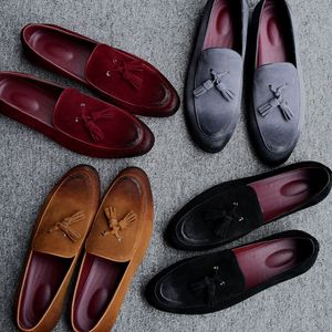 Offre spéciale chaussures décontractées de créateur en cuir véritable vache daim gland hommes mocassins marque italienne sans lacet chaussures habillées chaussures Oxfords pour hommes