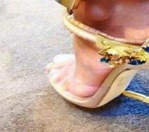 Hot Sale-Signer Shoes Woman PVC Sandalen Hangslot Bejeweled enkelband Rhinestone Sandaal.6858001