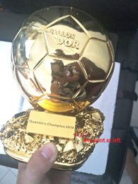 Vente chaude Golden Ball Trophy Ballon d'Or Trophy Golden Soccer Ball Best Football Player Soccer Trophy Cup Free Imprimé