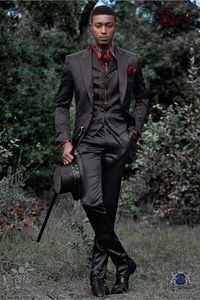 Vente chaude Groom Tuxedos Groomsmen Black Vent Slim Suits Fit Best Man Suit Mariage / Costumes pour hommes Epoux (Veste + Pantalon + Gilet + Cravate) NO: 81