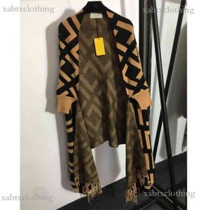 Hot koop L Fashion V Ffen Dames Designer Wol Gebreide Cape Sjaal Gestreepte Jacquard Kwastje Midi Jas Cchen Merk Dubbele F Letter Logo Meisjes coach Kleding