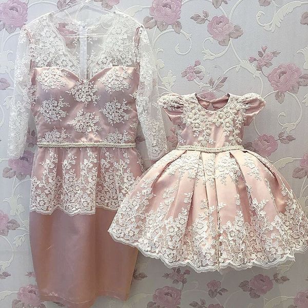 Vente chaude Dentelle Mère Et Fille Robes De Soirée Sheer Col En V Court Peplum Robes De Bal Avec Manches Longues Gaine Robe Formelle