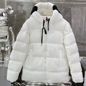 Venta caliente Diseñador de lujo Hombres Down Parkas Insignia bordada para mujeres Campo con capucha para encabezarse Pareja espesa de invierno tibio