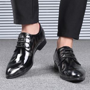 Vente chaude Hommes Cuir Robe Chaussures Mode De Mariage Dressing Appartements Chaussure Homme Légère Légère Cuir Sutilisateur Chaussure Homme Casual Party Business Shoes