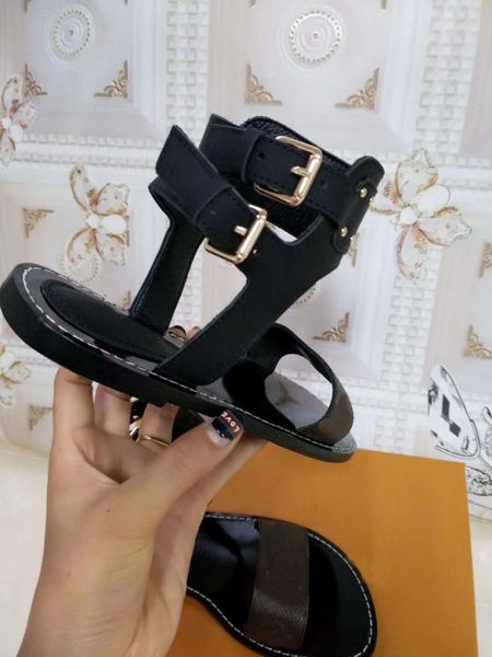Vente chaude-nouveau style européen classique de luxe dames sandales à semelles plates pantoufles chaussures de mode bouton de ceinture dorée fabrication de cuir décoratif