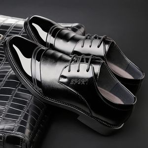 Hot Sale-Quality Patent Lederen Schoenen Zapatos de Hombre Patchwork Zwart Korte Pluche Lederen Zachte Man Jurk Schoenen Lace Up Lift Shoes