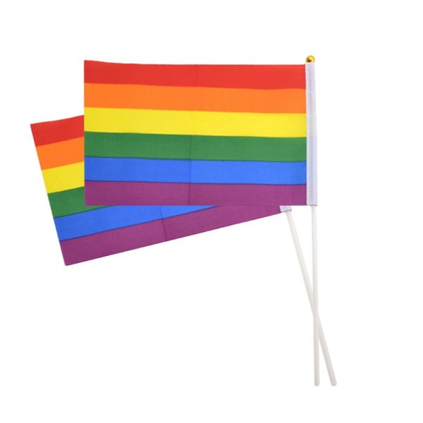 Offre spéciale arc-en-ciel Gay Pride bâton drapeau 14*21 cm main Mini drapeau agitant des drapeaux poignée utilisant avec avec haut en or