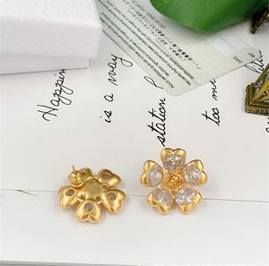 Gran oferta, pequeña cantidad de pendientes de diamantes de metal retro de alta calidad, horquilla de flor