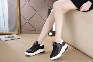 Vente chaude-printemps nouvelles chaussures à talons compensés polyvalentes augmentées avec des chaussures pour femmes chaussures de sport décontractées blanches